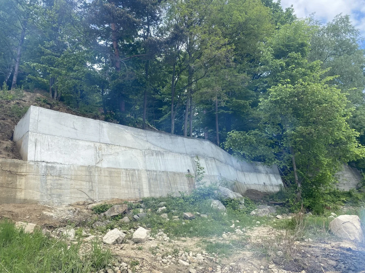 Mur oporowy dopasowany do nachylenia zalesionego zbocza w okolicy Rożnowa