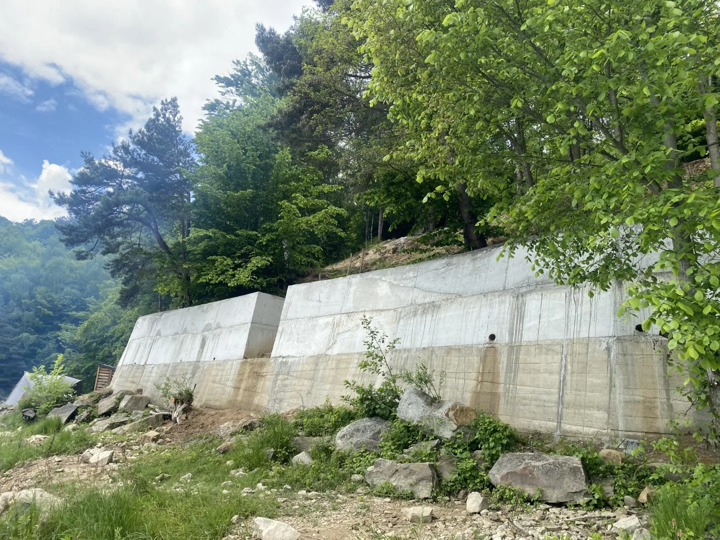 Mur oporowy w okolicy Rożnowa, stabilizacja zbocza