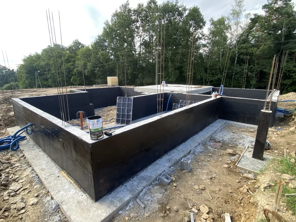 Gotowy fundament domu w komplecie zabezpieczony czarną wielowarstwową hydroizolacją